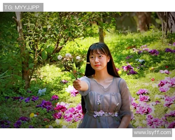 足球女神魅力绽放爱心头像设计展现球场风采与女性优雅气质